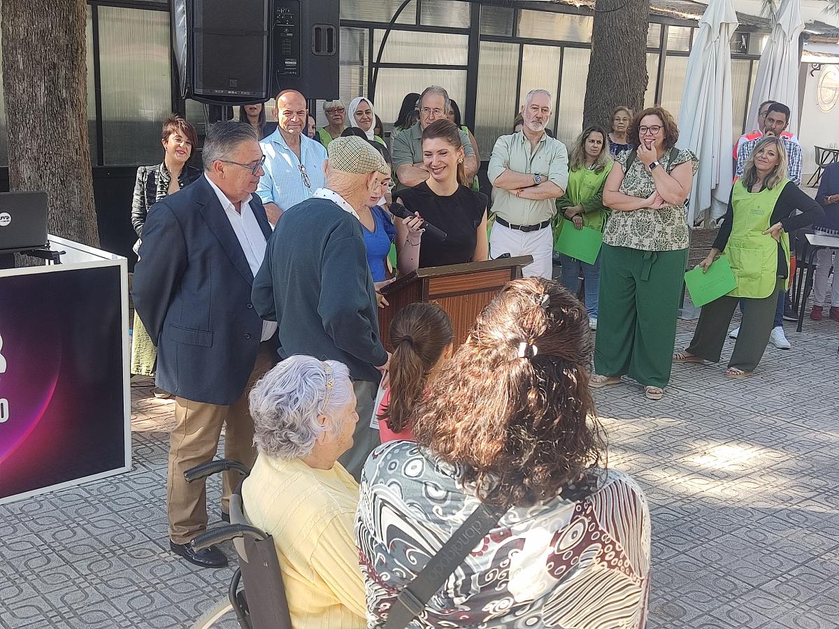 Más de un centenar de mayores participa de una jornada intergeneracional en el día del abuelo