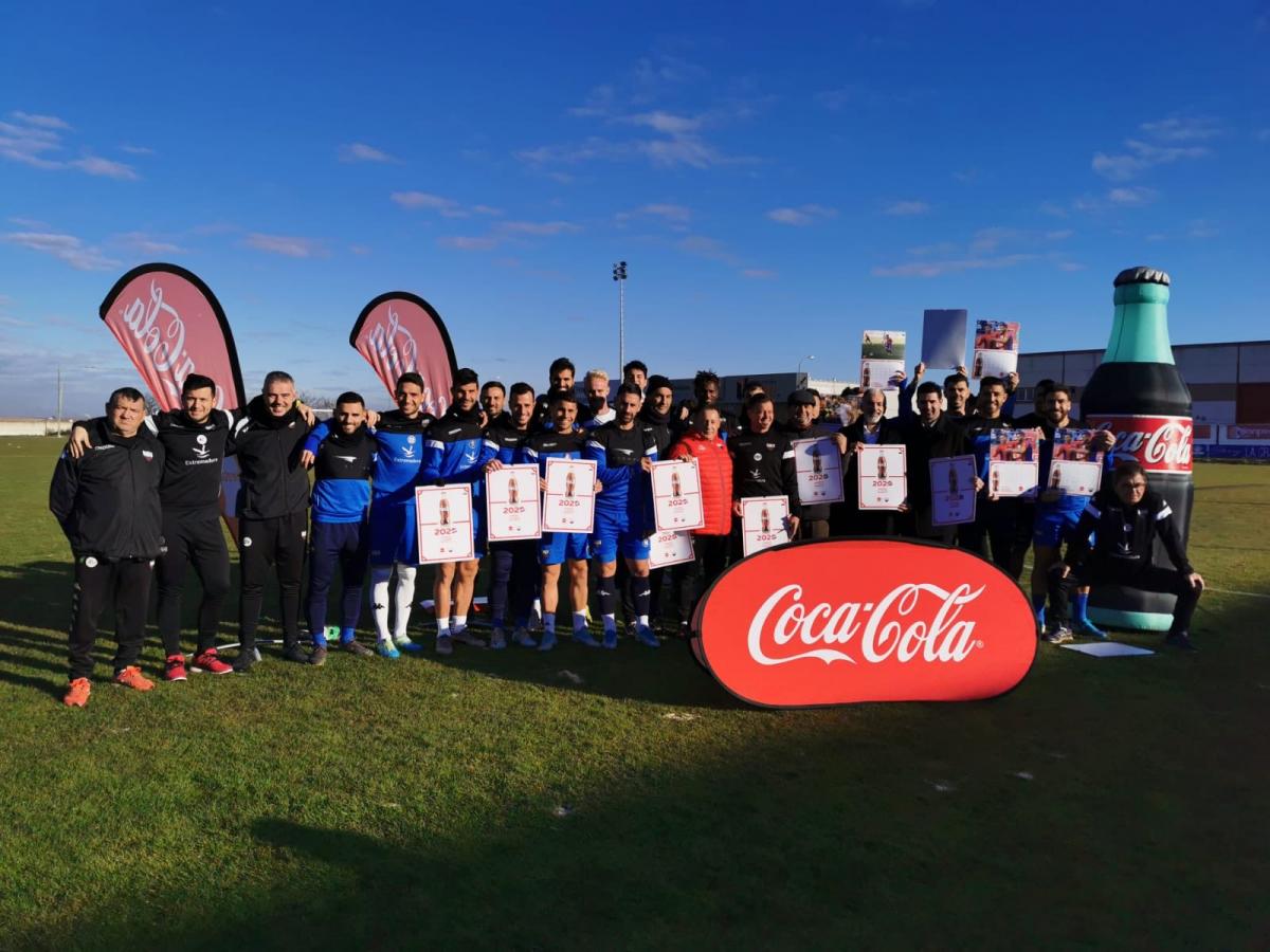 Coca Cola edita un calendario con imágenes del Extremadura UD