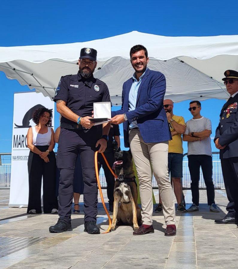 Diego Martín recibe la distinción nacional a como guía canino de la Policía Local