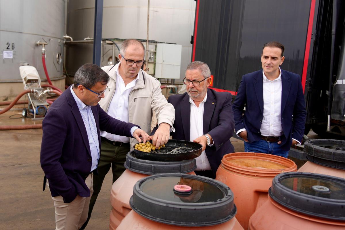 Gallardo visita en Almendralejo las instalaciones de la cooperativa Viñaoliva