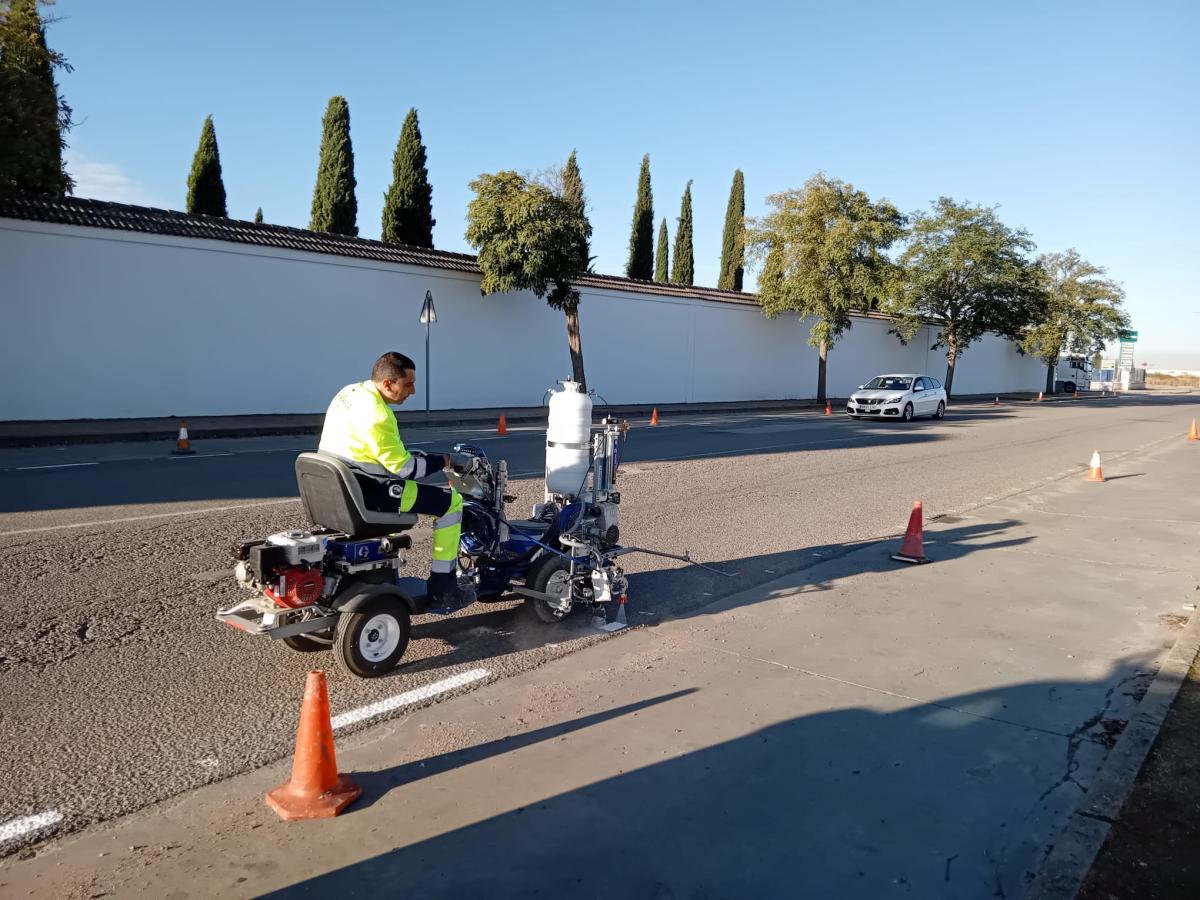 El Ayuntamiento adquiere una máquina para el repintado de la señalización horizontal 