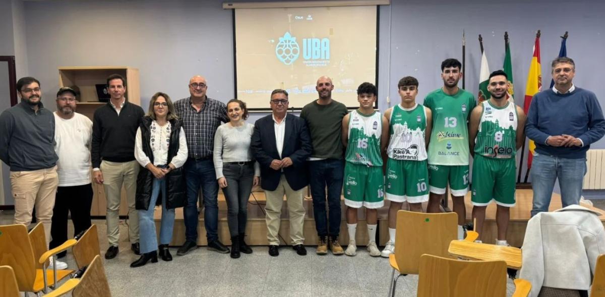 La renovación de Unión Baloncesto Almendralejo culmina con el cambio de equipación