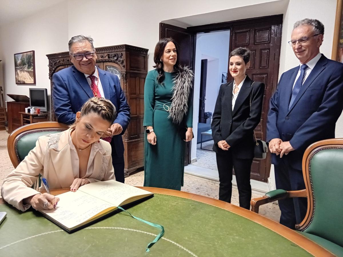 La doctora Victoria Trasmonte recibe la Cruz de Oficial de la Orden del Mérito Civil