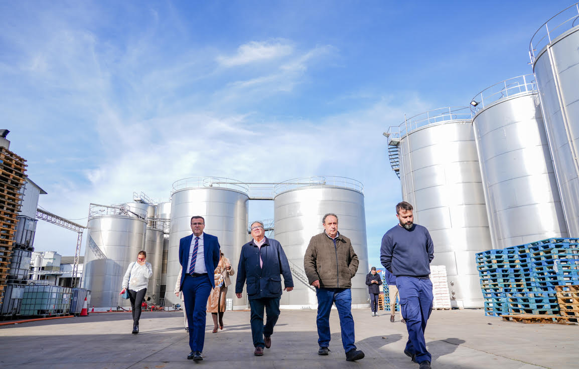 Gallardo apoya las reivindicaciones del sector del cava y tiende la mano a la Junta para lograr mejoras