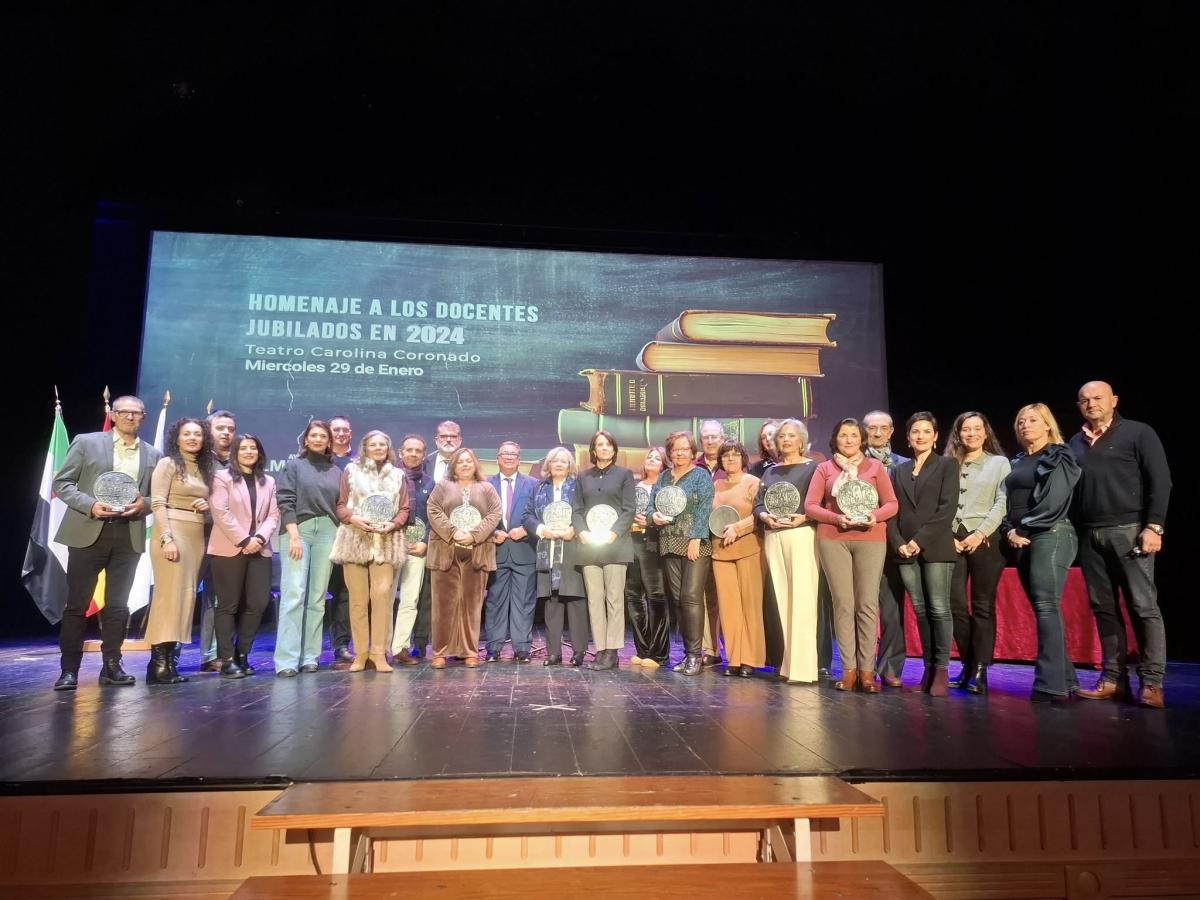 El Ayuntamiento reconoce la labor de los 13 docentes jubilados el pasado año