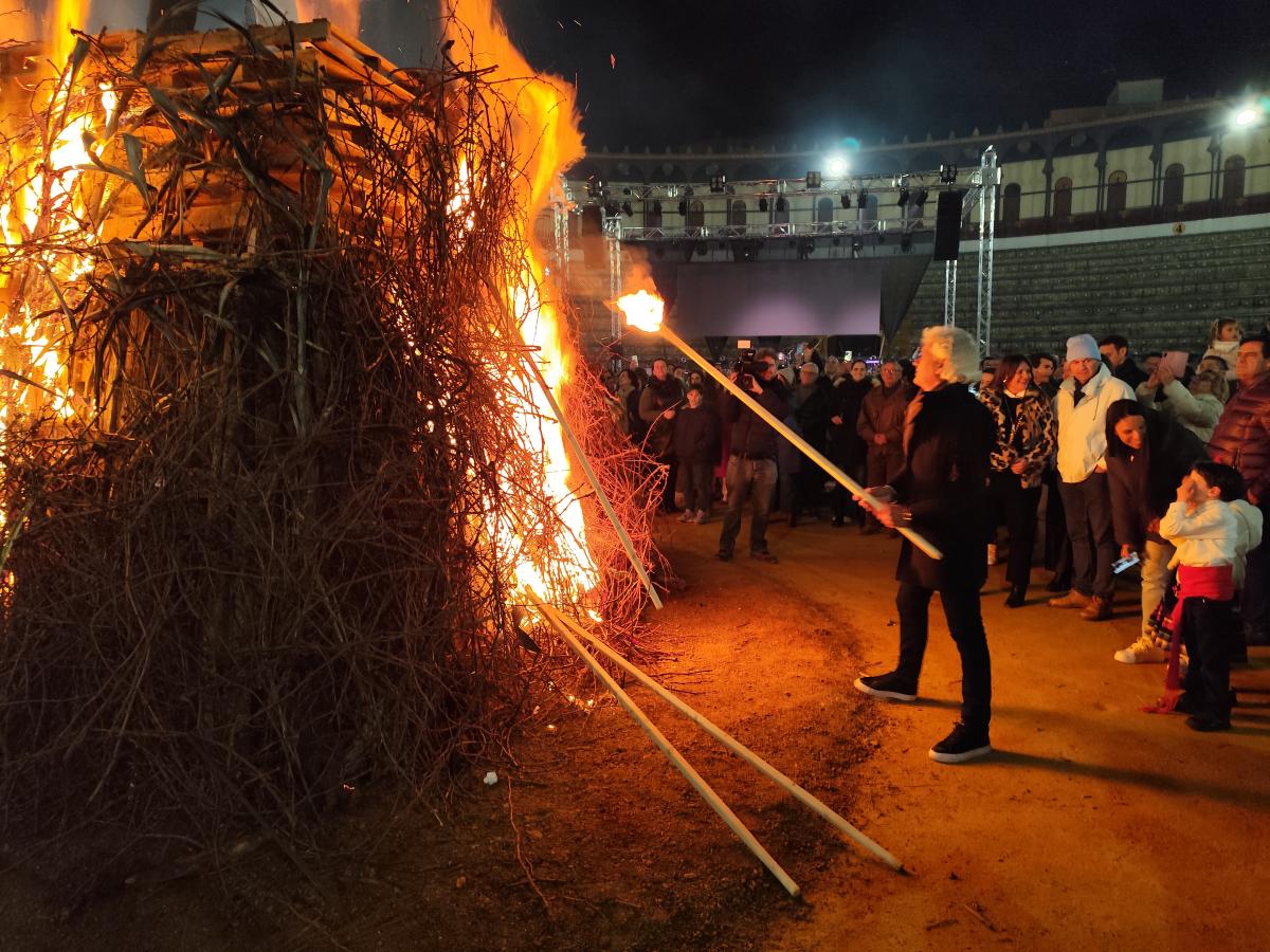 Almendralejo quemó sus pantarujas en la fiesta de las Candelas