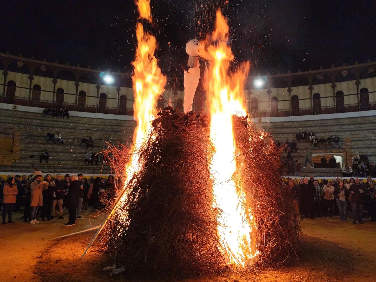 Almendralejo quemó sus pantarujas en la fiesta de las Candelas