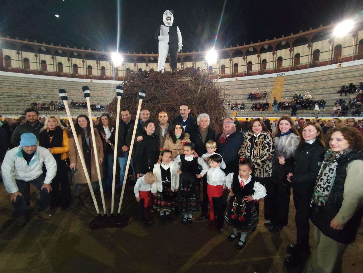 Almendralejo quemó sus pantarujas en la fiesta de las Candelas