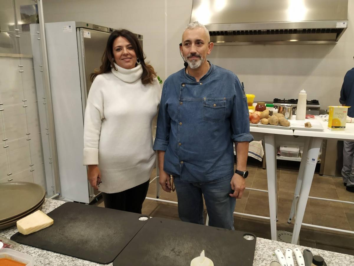 Un espectáculo de cocina en vivo enseña recetas para las navidades