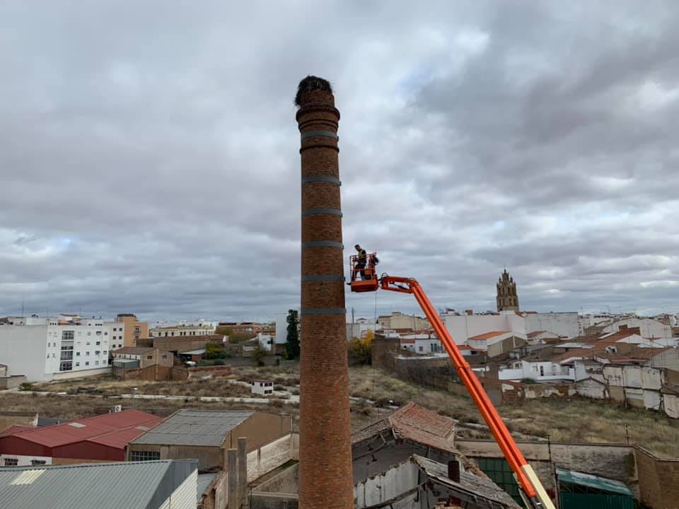 Arreglan la chimenea ubicada entre las calles Lobón y Santa Ana