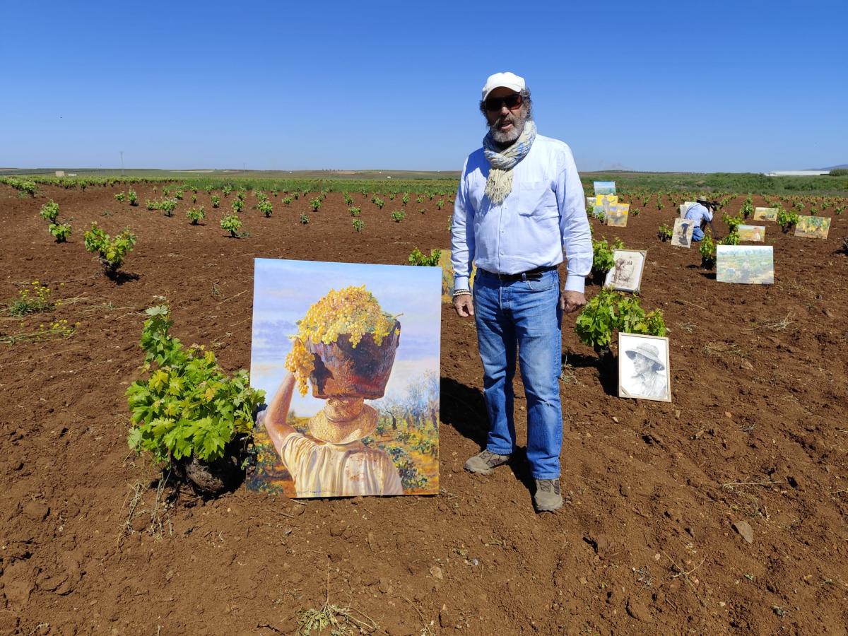 Miguel Ángel Bedate expone entre las viñas para mostrar el origen de su inspiración