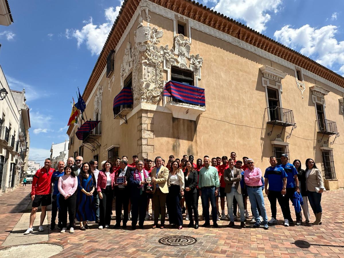 El Extremadura es recibido en el Ayuntamiento tras su ascenso de categoría