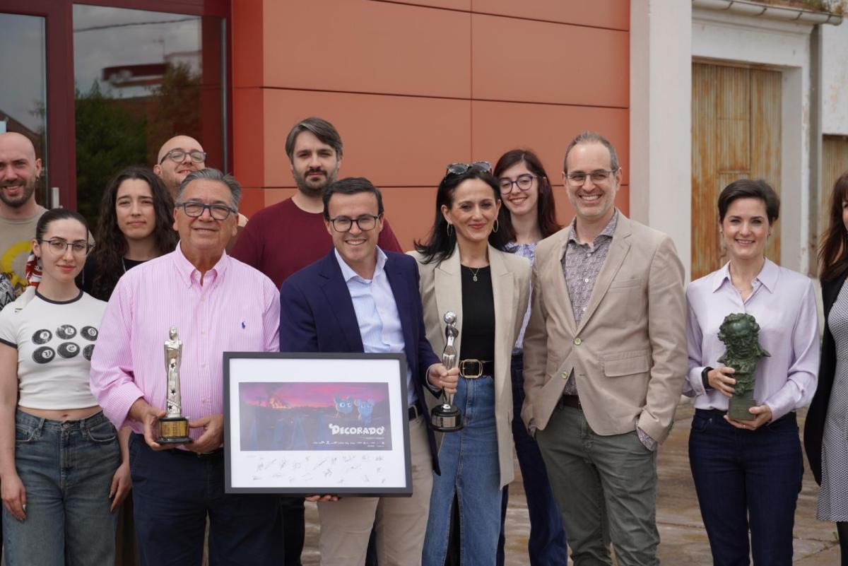 The Glow recibe la visita del presidente de la Diputación de Badajoz