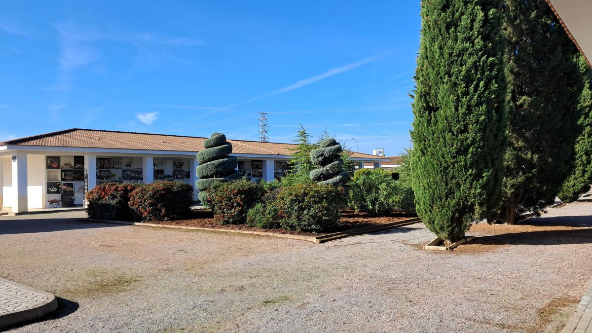 El Ayuntamiento prevé construir dos nuevas manzanas de nichos en el cementerio