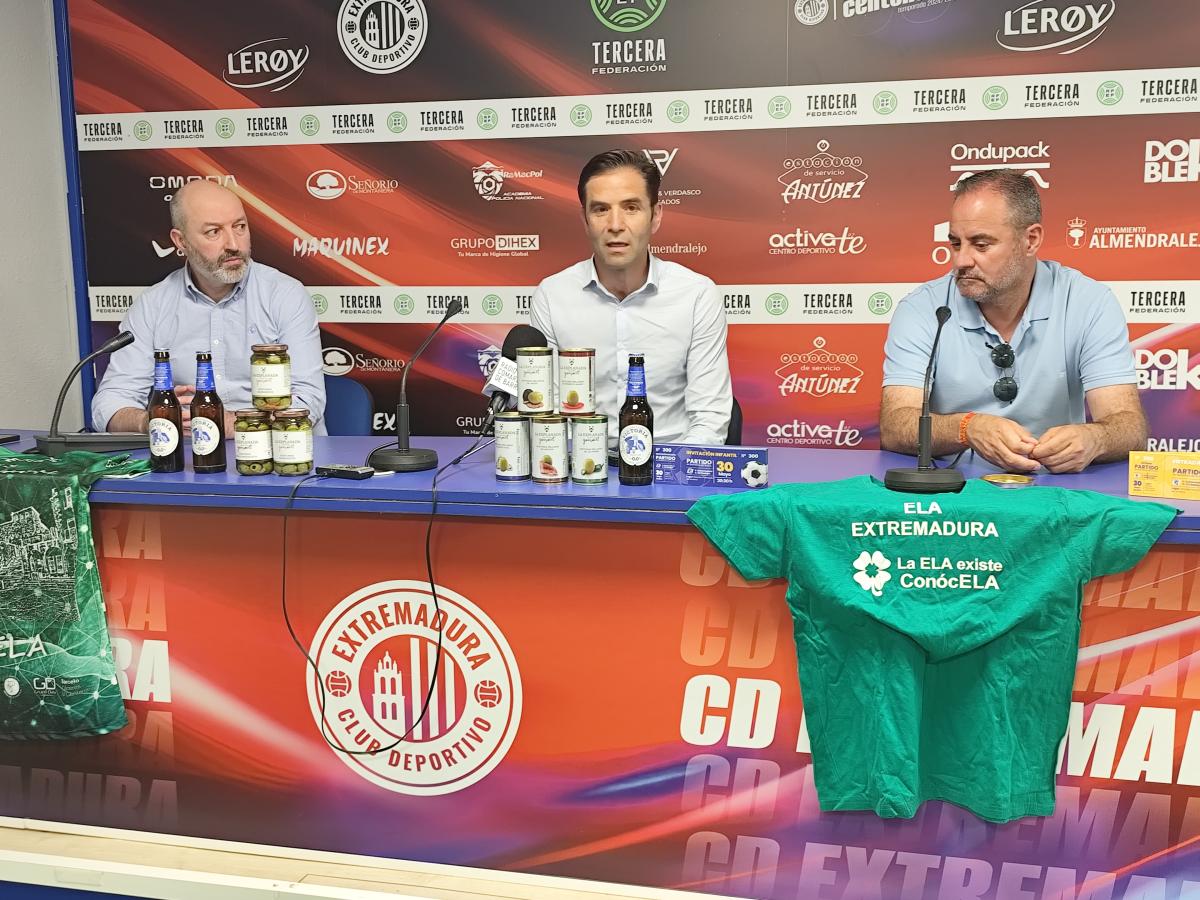 Veteranos del Extremadura y del Badajoz se unen en un partido para visibilizar la ELA