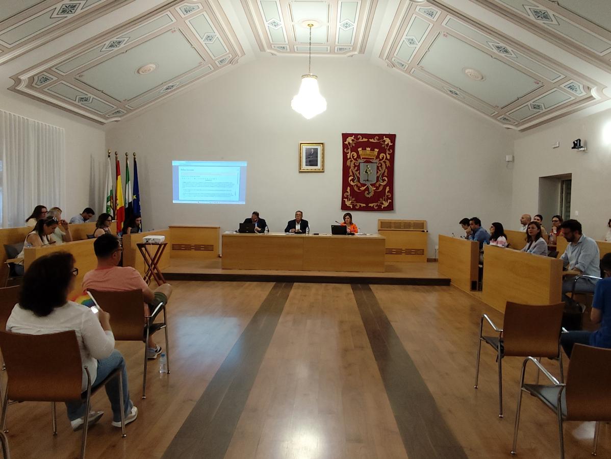 El Ayuntamiento se suma a las peticiones de medalla de Extremadura para Marcelino Díaz y el TSJEx