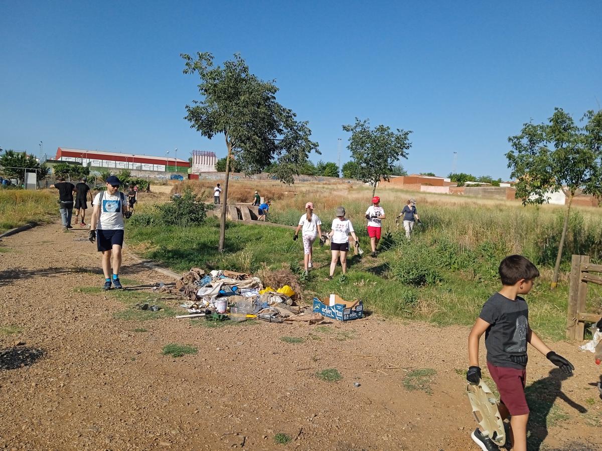 La iniciativa de Adenex recoge 118 kilos de 'basuraleza' en la alberca vieja