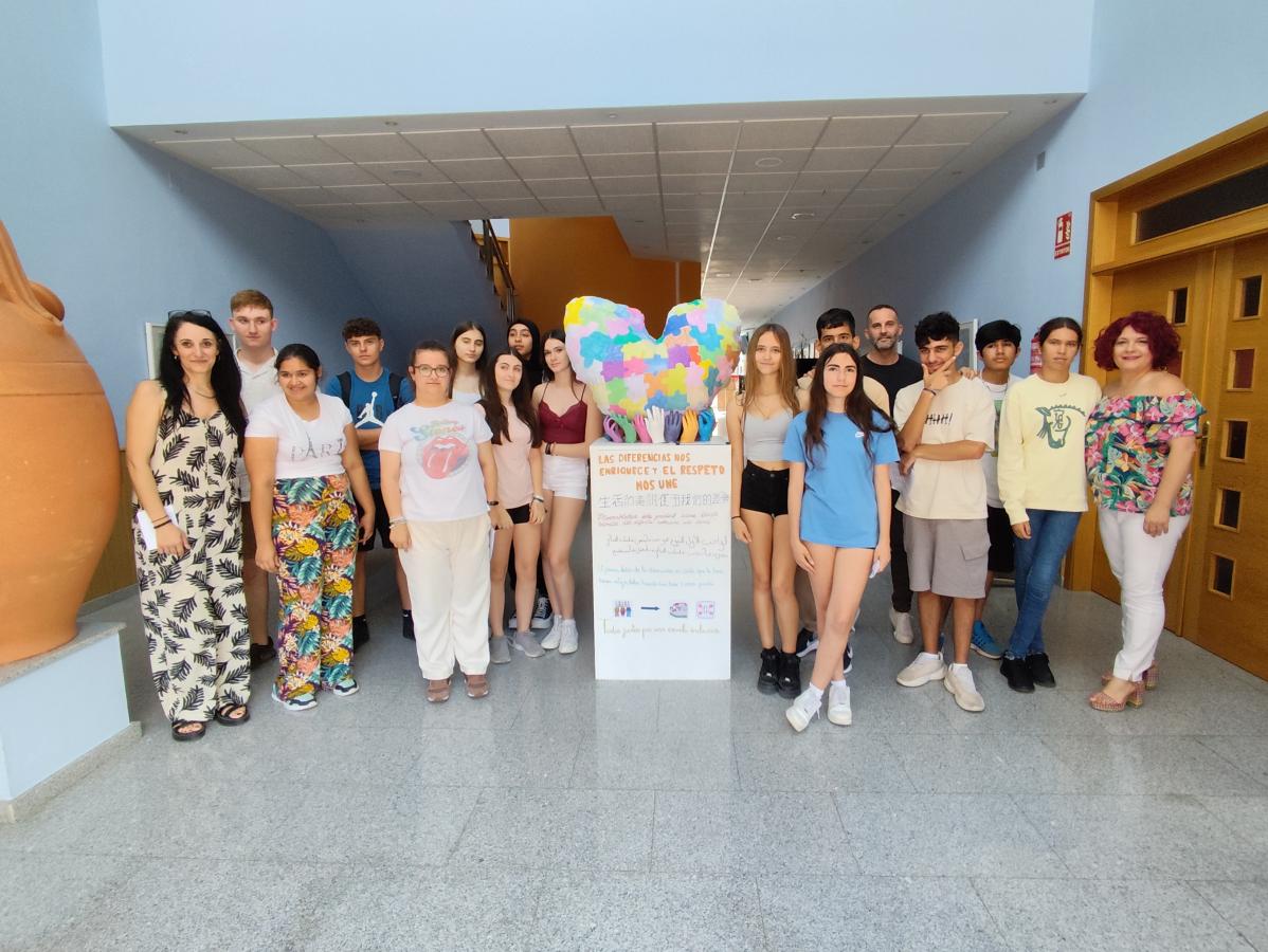 Alumnos de Includes y Arroyo Harnina abrazan la diferencia con una escultura