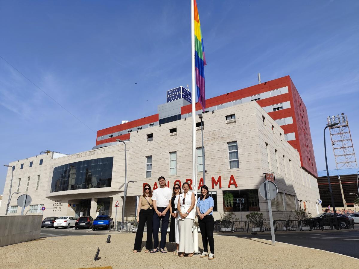 Los actos del Orgullo se inician en Almendralejo con el izado de la bandera arcoíris