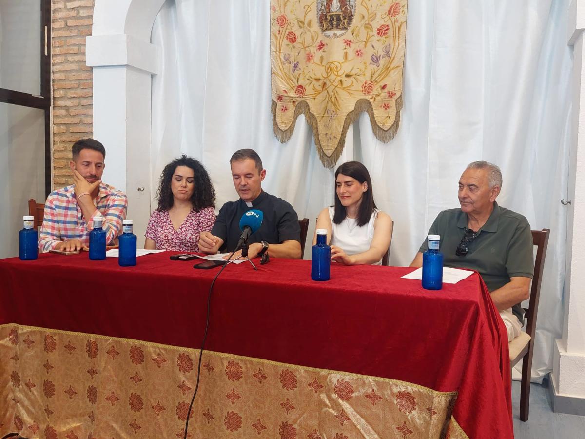 El grupo de mujeres portará a la Virgen de la Piedad en la salida de su procesión de bajada