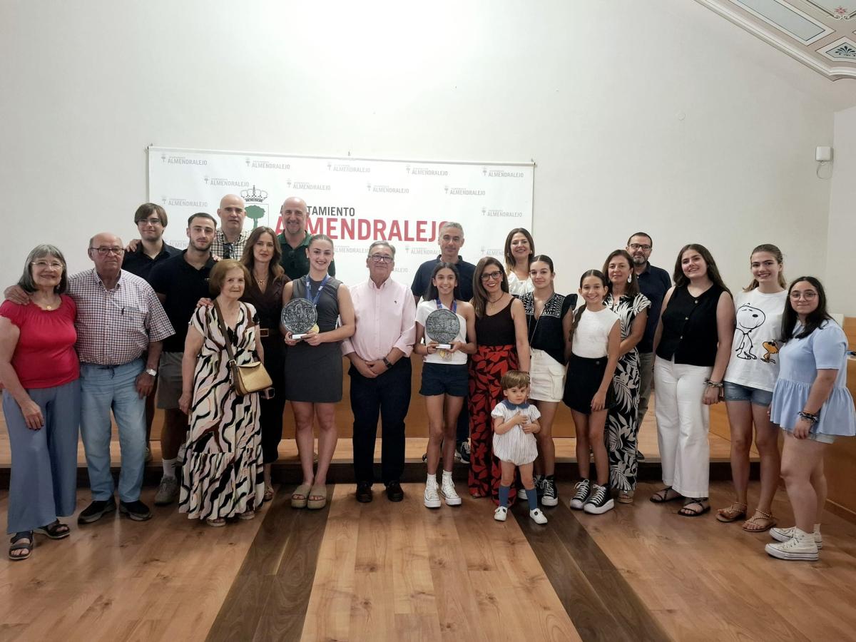 El alcalde recibió en el salón de plenos del ayuntamiento al Club Gimnástico Almendralejo 
