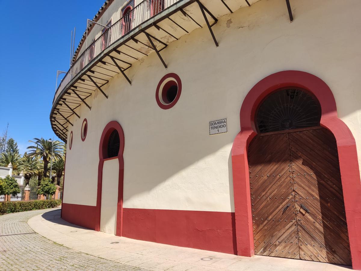 Nueva iluminación eficiente y renovación del albero en la plaza de toros 