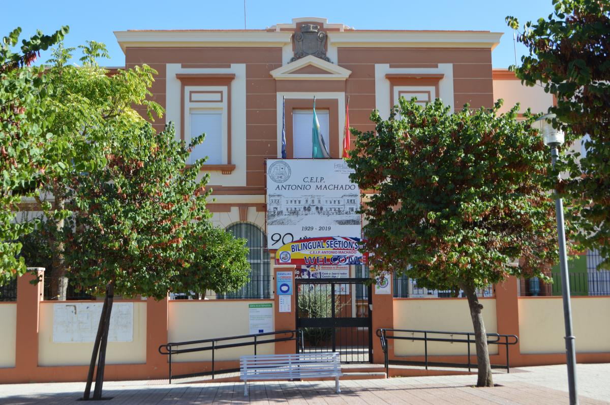 Iniciadas las obras de mejora en los patios del colegio Antonio Machado