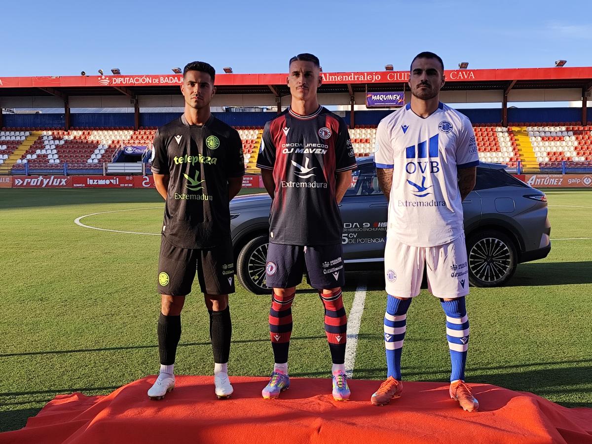 El Extremadura presenta sus nuevas equipaciones para la próxima temporada