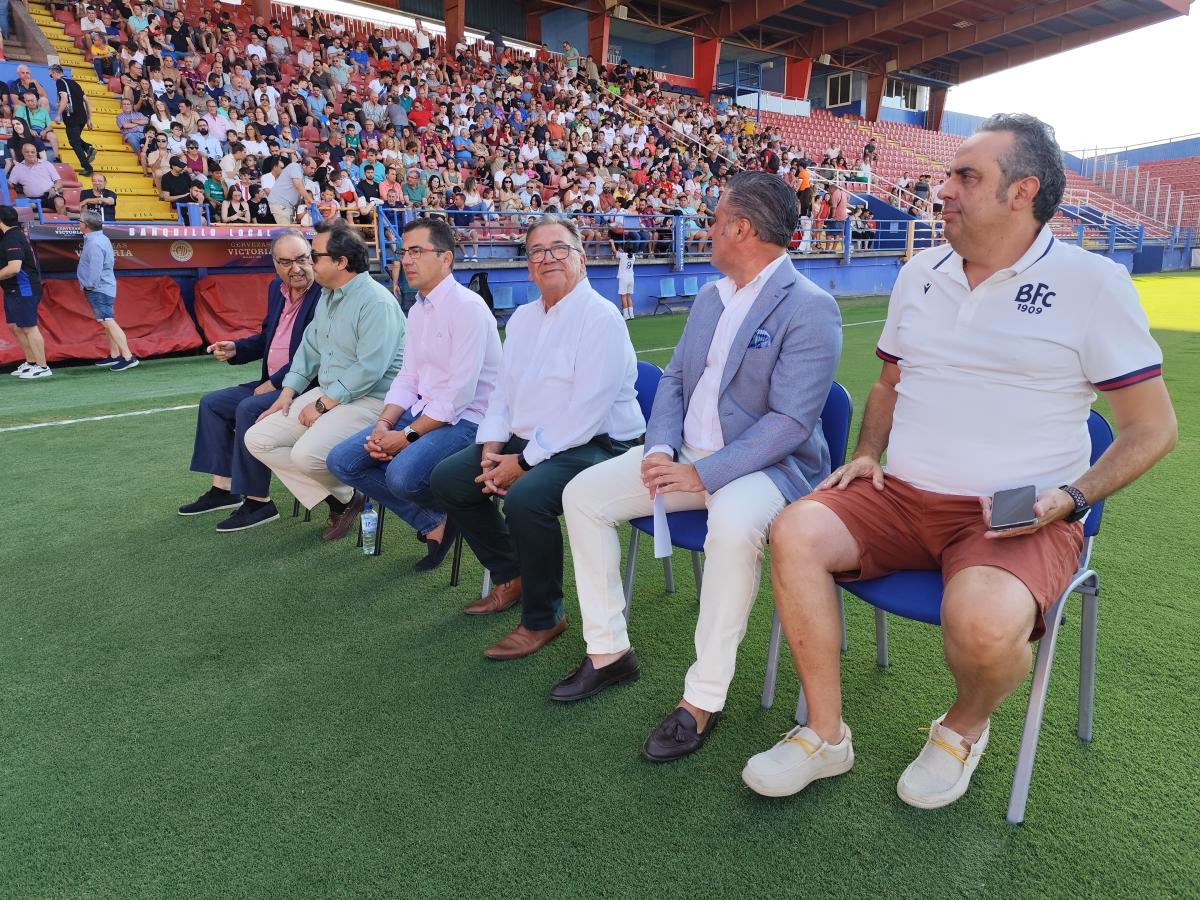 El Extremadura presenta sus nuevas equipaciones para la próxima temporada