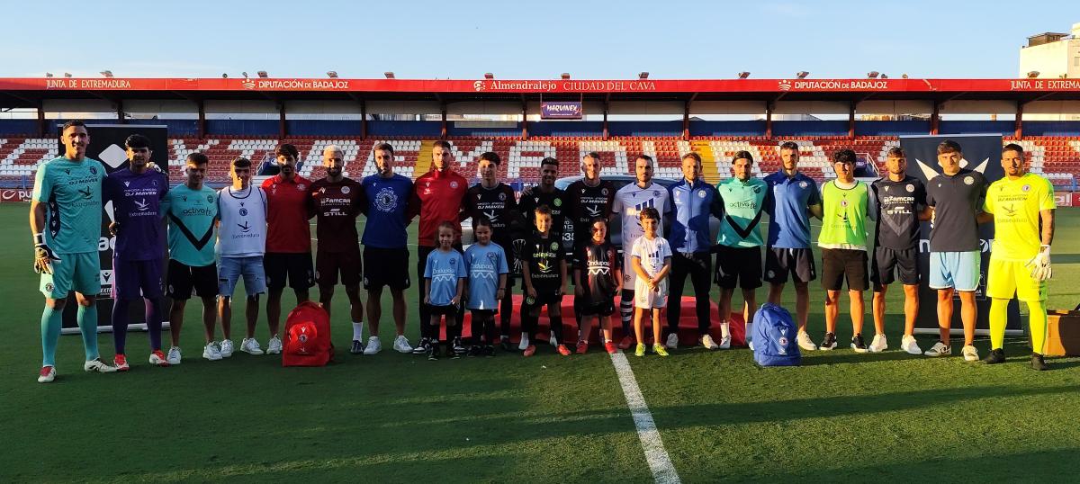 El Extremadura presenta sus nuevas equipaciones para la próxima temporada