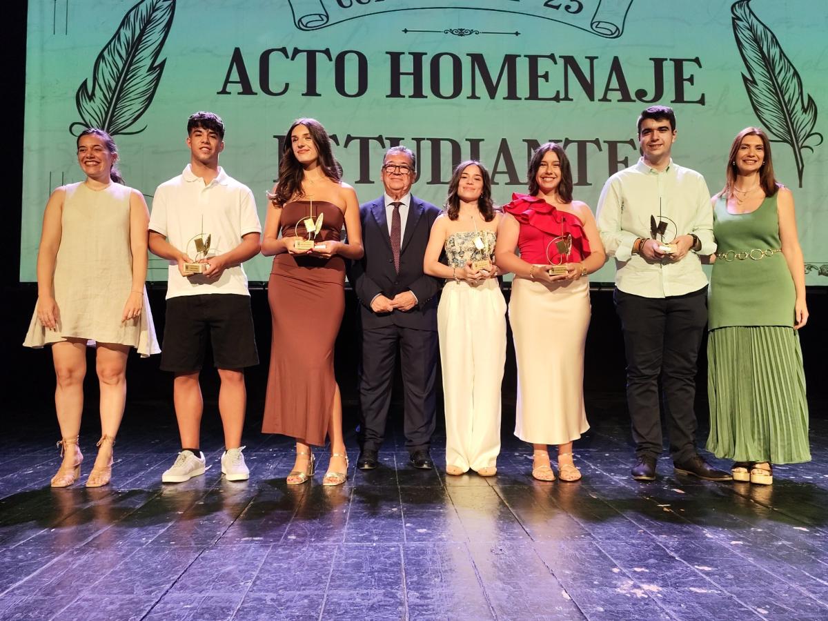 15 alumnos reciben un reconocimiento a los mejores expedientes académicos