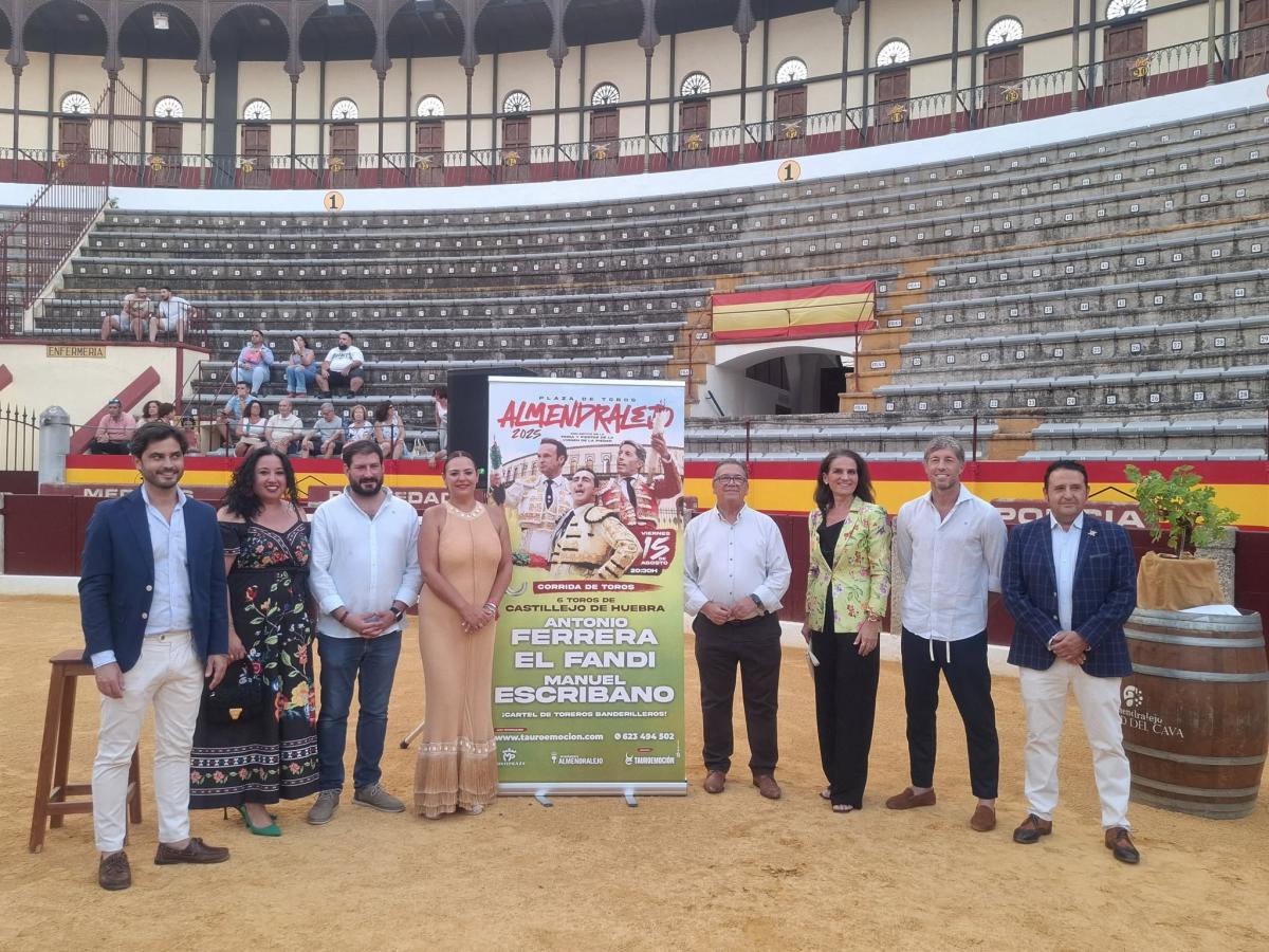 El torero Manuel Escribano se encuentra con su afición en la plaza de toros