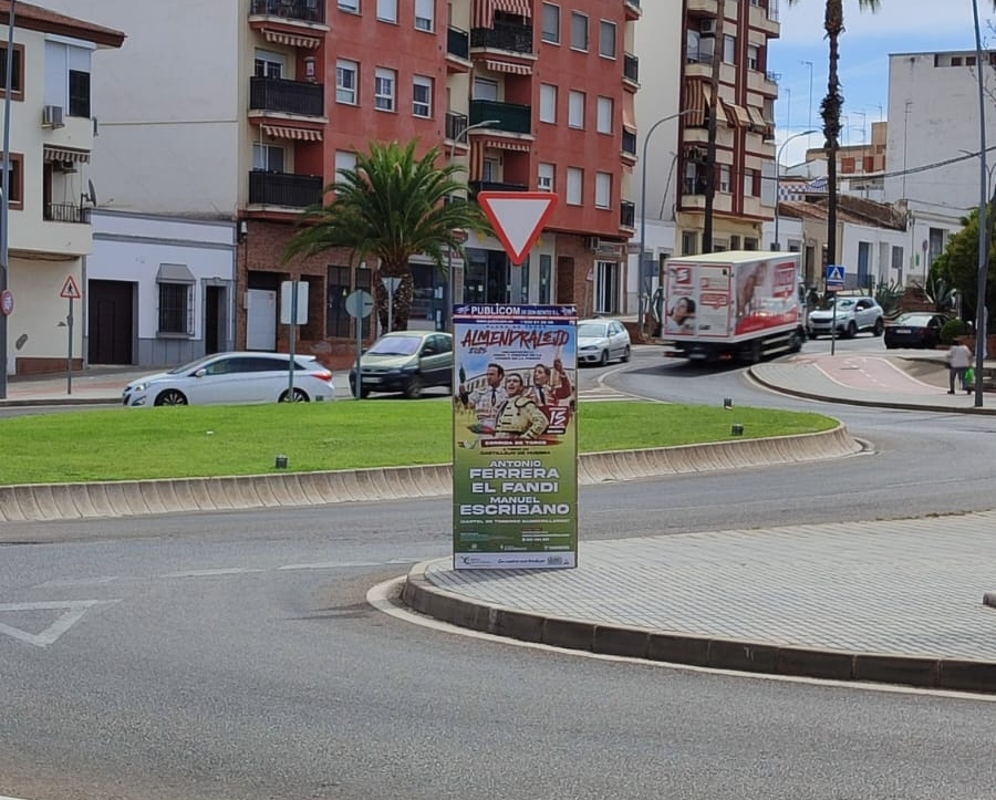 Denuncian la colocación de carteles de la corrida en señales de tráfico