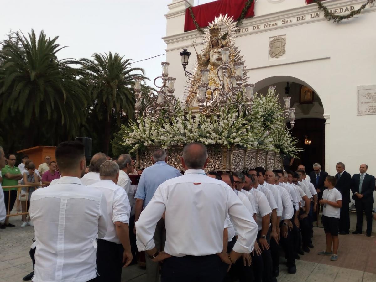 Un año más la patrona de Almendralejo recorre el camino de bajada