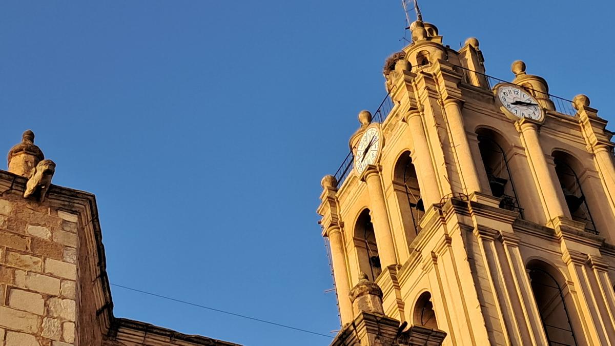 Las nuevas esferas y números ya lucen en el reloj de la torre de los almendros