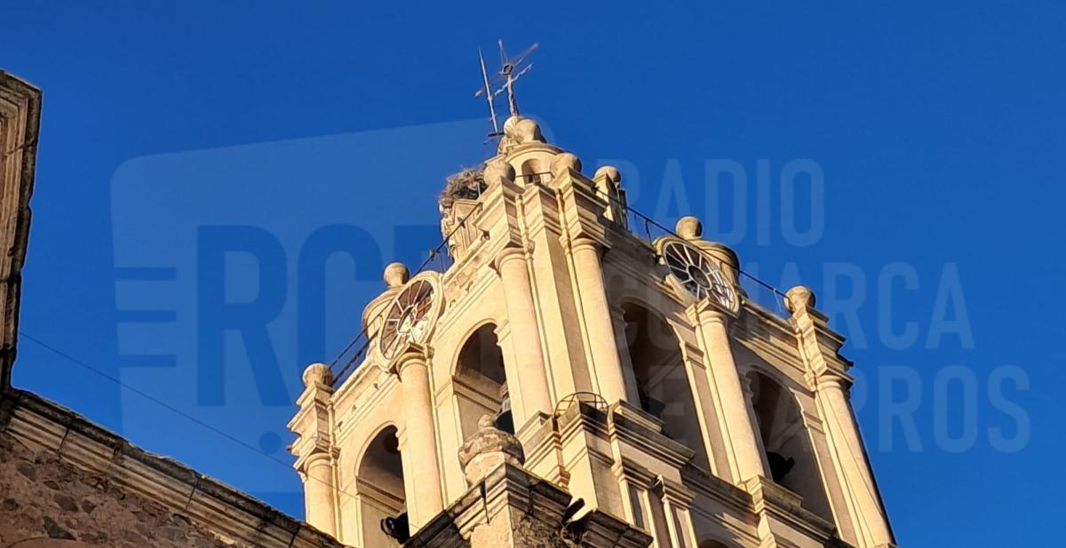 Las nuevas esferas y números ya lucen en el reloj de la torre de los almendros