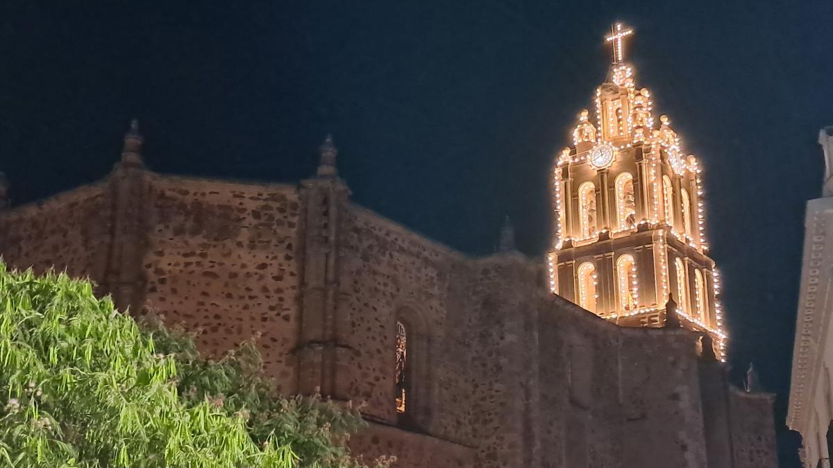 La torre de los Almendros se ha iluminado de forma artística inspirándose en 1954 