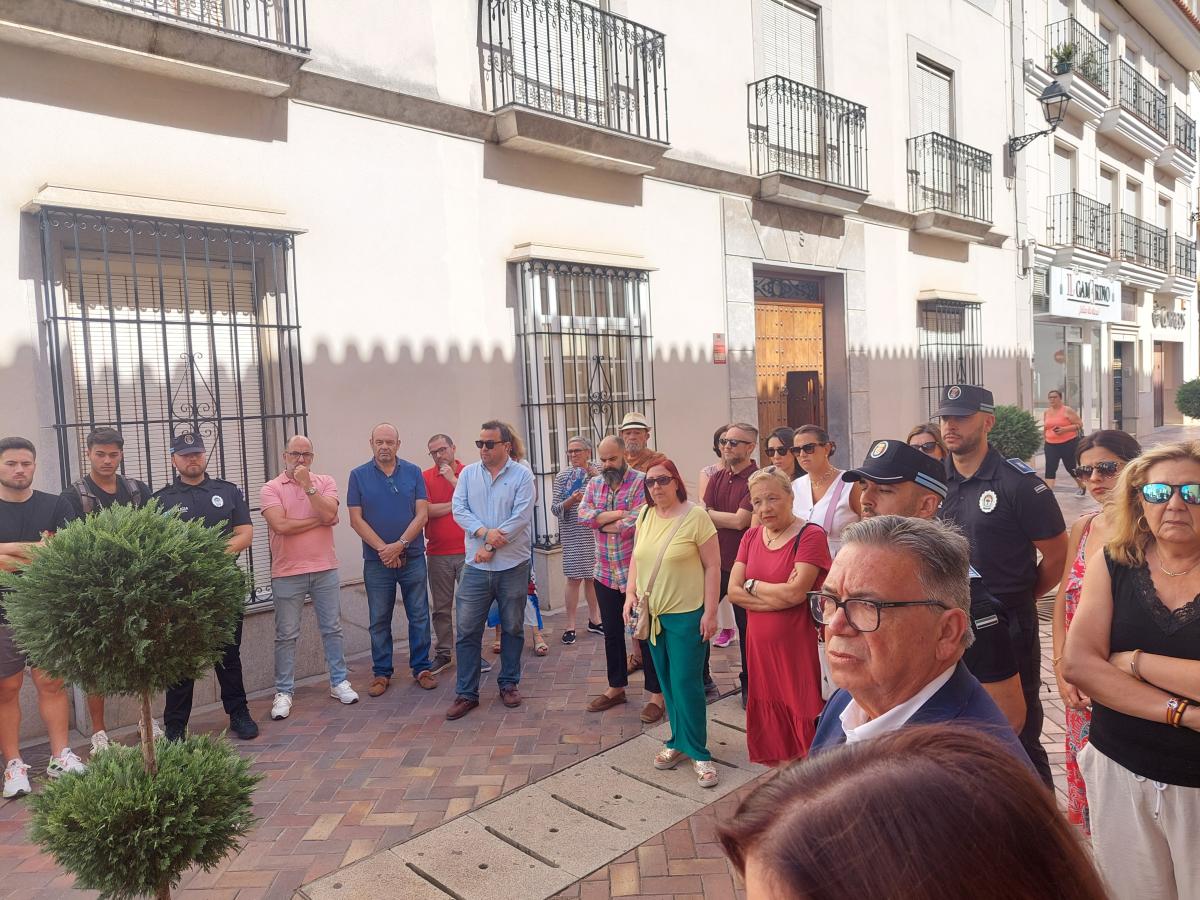 Minuto de silencio por la mujer asesinada en Don Benito
