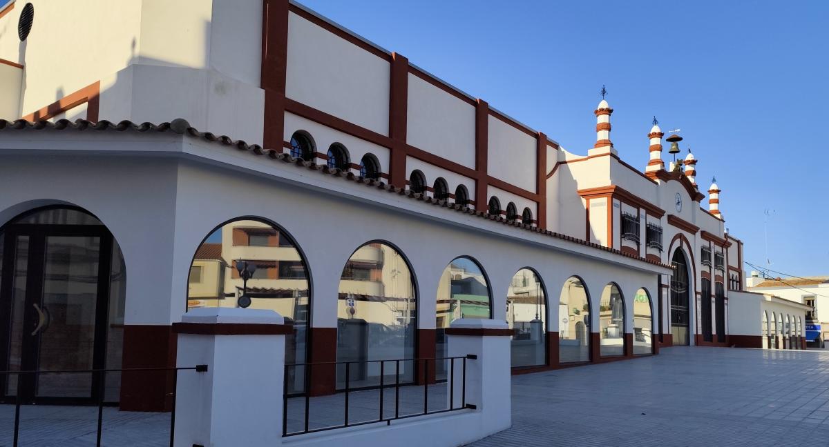 Varios empresarios visitan los puestos libres del mercado municipal