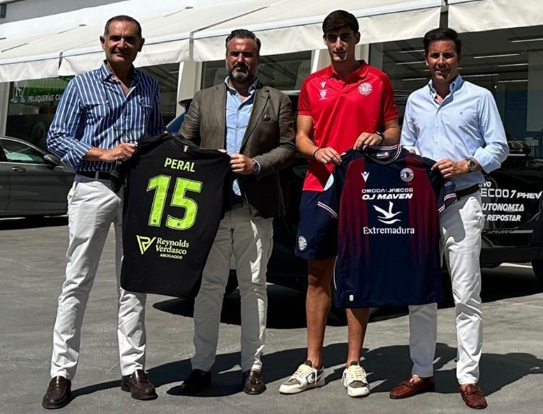 Alfonso Peral apuesta por el Extremadura para “dar un paso adelante” en su carrera