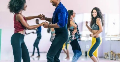Los bailes latinos y las sevillanas regresan a la sede de la barriada del mercado