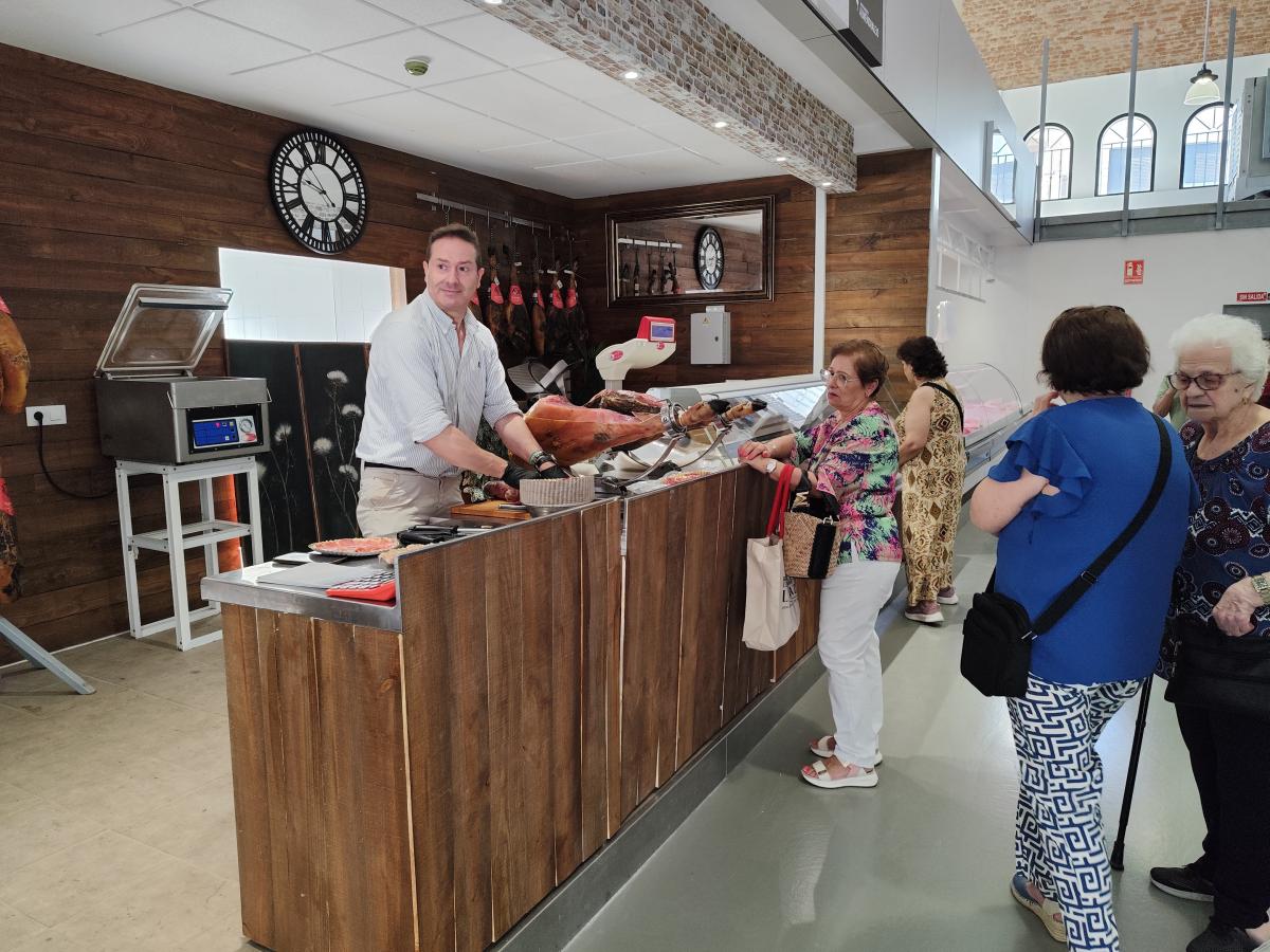 El  mercado municipal regresa a su ubicación original tras una reforma de 2,8 millones