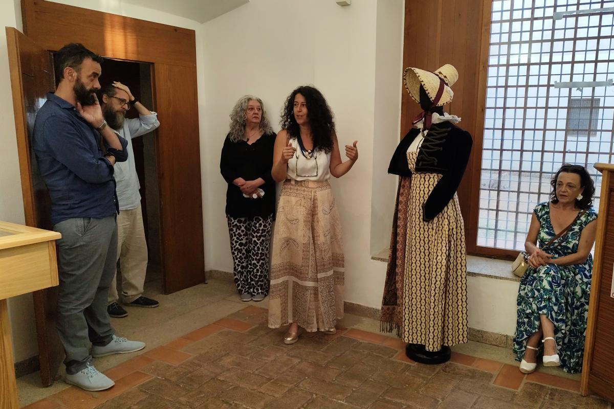 Una exposición recorre la evolución en la indumentaria de la mujer del XIX