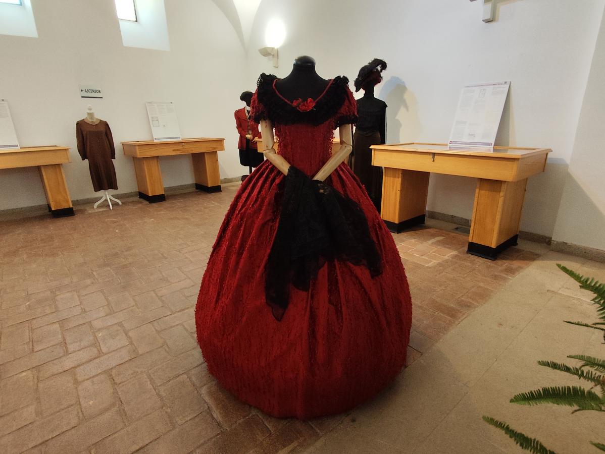 Una exposición recorre la evolución en la indumentaria de la mujer del XIX