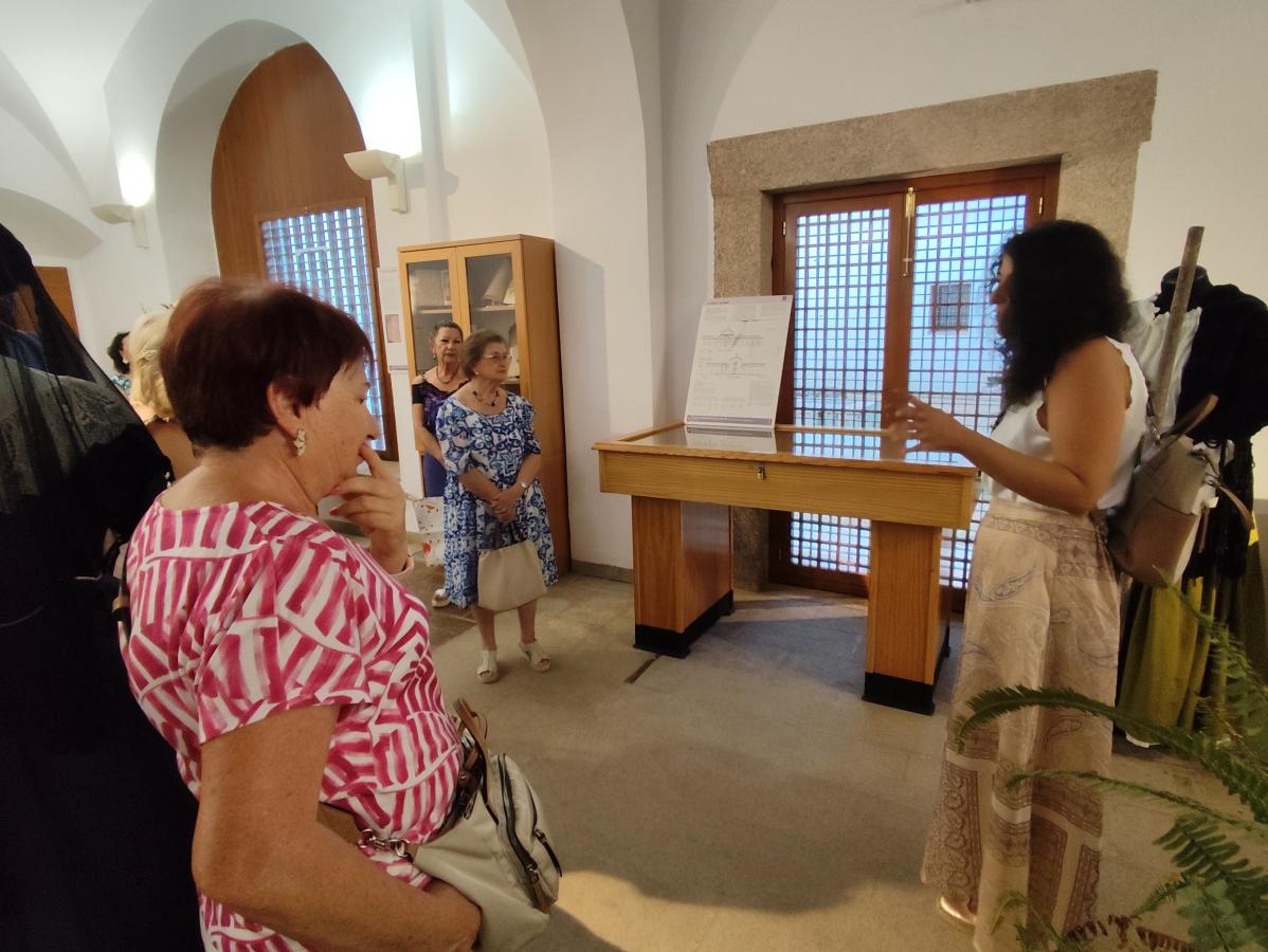 Una exposición recorre la evolución en la indumentaria de la mujer del XIX
