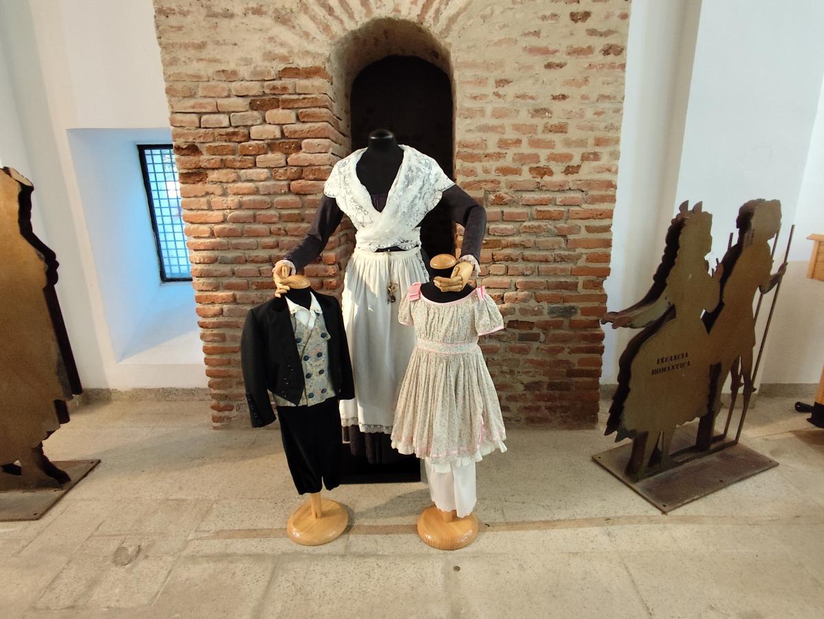 Una exposición recorre la evolución en la indumentaria de la mujer del XIX
