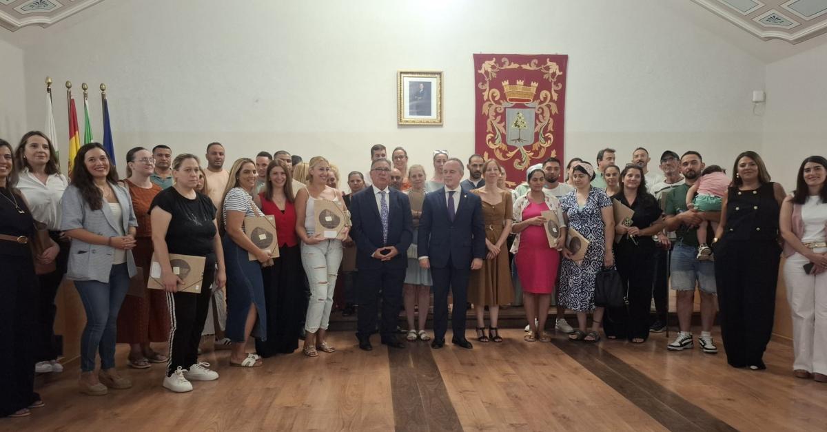 Entregadas las llaves de las 24 viviendas sociales a las familias beneficiarias