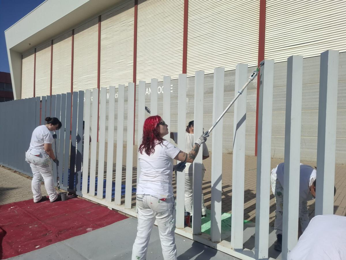 Los alumnos de la escuela profesional trabajan en mejoras de las instalaciones deportivas