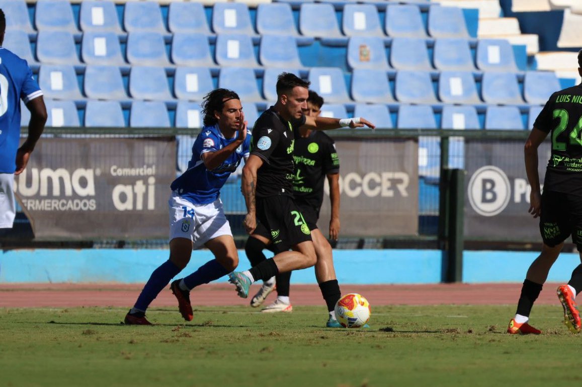 El Extremadura continúa líder tras el encuentro sin goles en Melilla