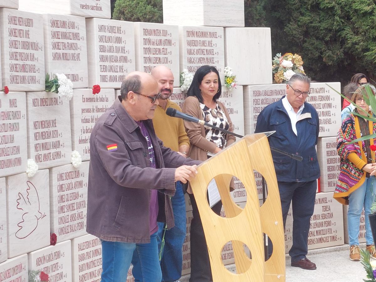 Recuerdo a las víctimas de la represión franquista en el cementerio municipal